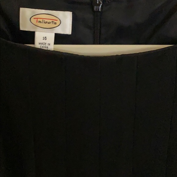 Sleeveless dress - Picture 3 of 3